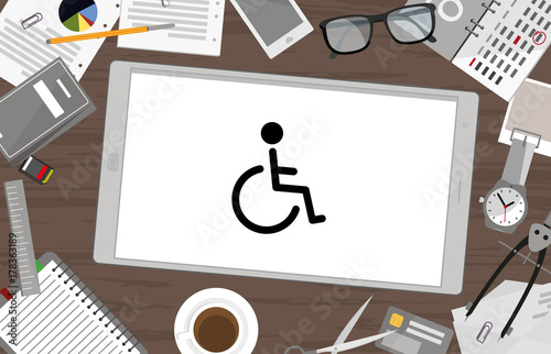 Schreibtisch mit Tablet - Rollstuhlfahrer