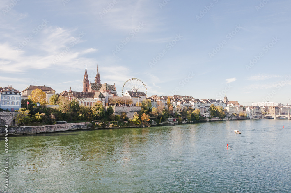 Fototapeta premium Basel, Stadt, Altstadt, Münster, Kirche, Pfalz, Grossbasel, Rheinufer, Rhein, Rheinfähre, Fähre, Rheinbrücke, Herbst, Herbstmesse, Riesenrad, Schweiz