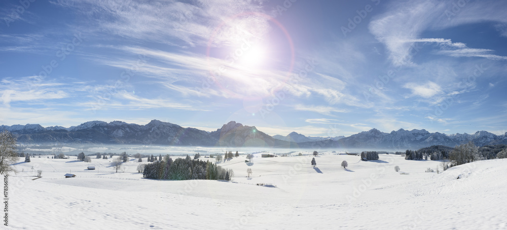 Alpen Panorama im Allgäu mit Forggensee und Berge im Gegenlicht