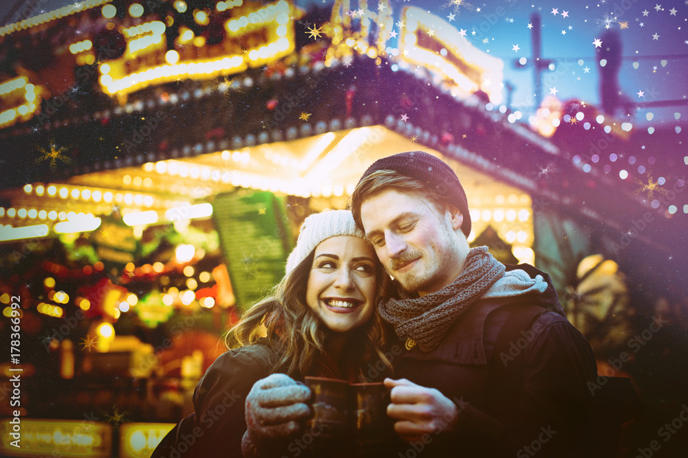 Liebe auf dem Weihnachtsmarkt Paar StockFoto Adobe Stock