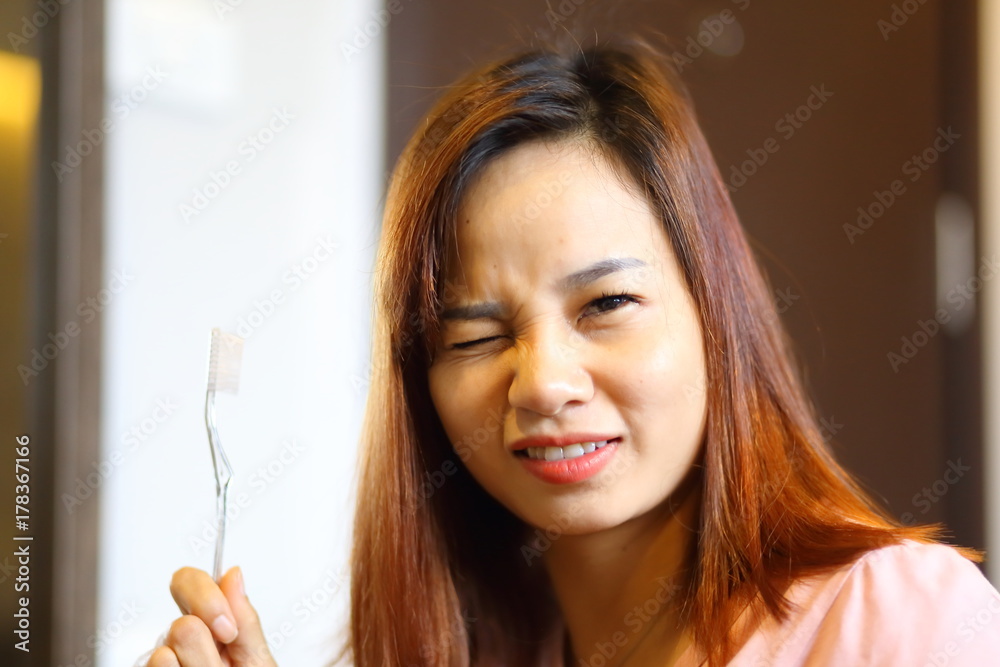 歯磨きをする女性 歯磨きをする女性