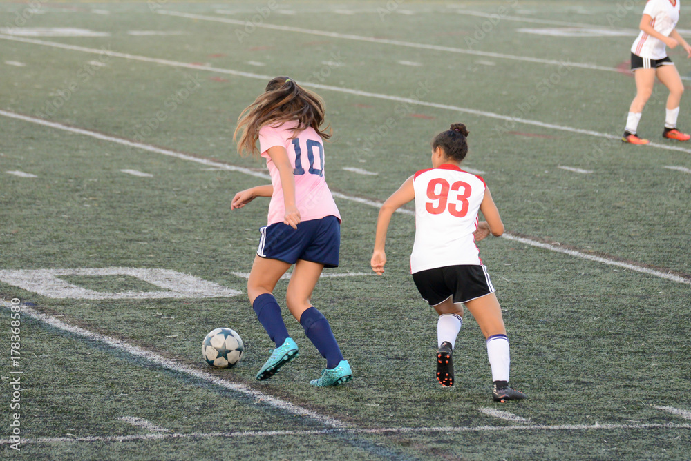 Obraz premium Mid-fielder dribbling