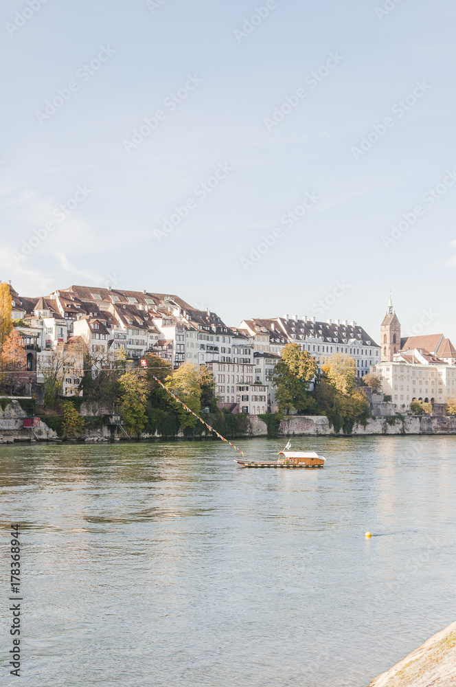 Obraz premium Basel, Stadt, Altstadt, Rhein, Rheinufer, Fähre, Rheinfähre, Martinskirche, Grossbasel, Altstadthäuser, Herbst, Basel-Stadt, Schweiz