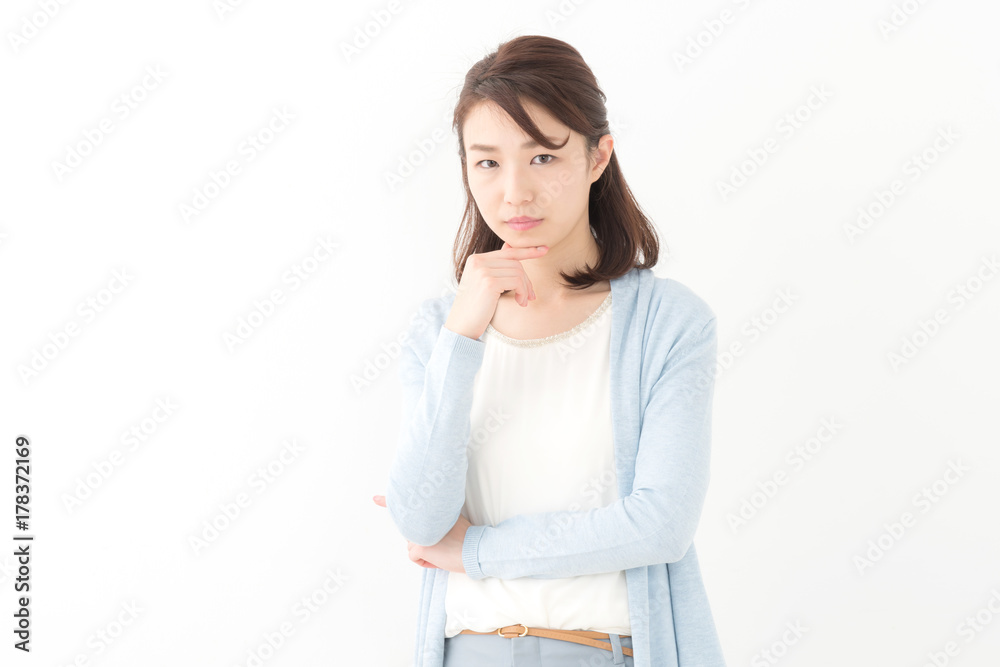 悩む若い女性 悩む若い女性