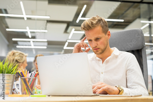 Fényképezés Man in office working on laptop