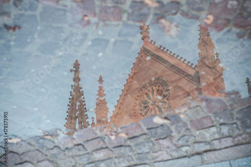Canvas Print reflet du temple st Etienne dans une flaque d'eau  Mulhouse