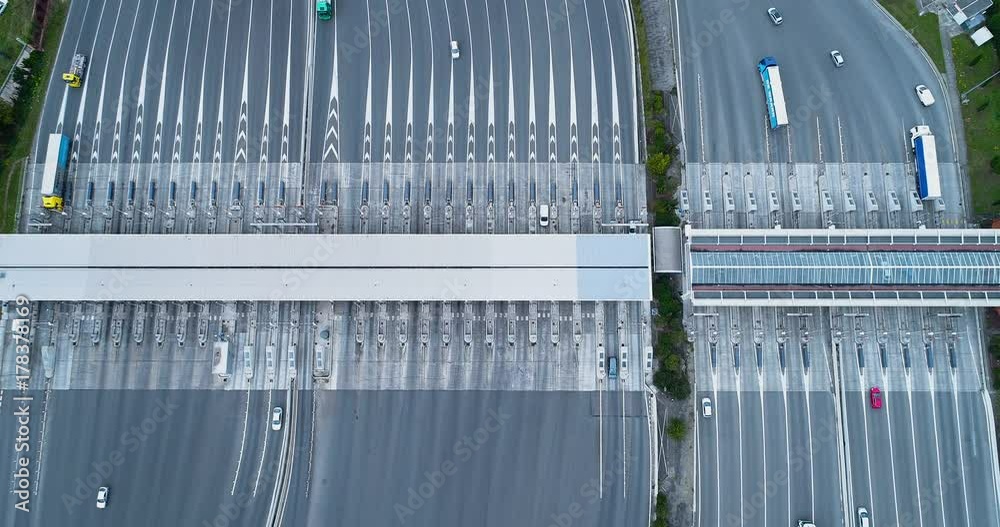 Vue aérienne avec un drone d'un péage sur une autoroute avec des voitures arrivant sur le péage - France 