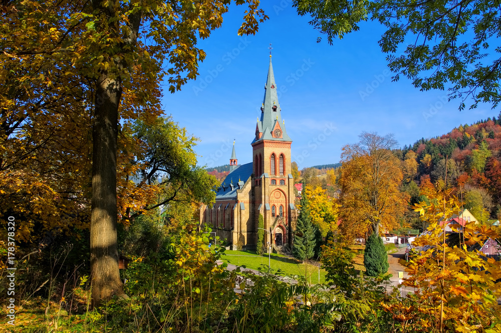 Marschendorf Kirche im Herbst im Riesengebirge - Marschendorf church in autumn in Giant  Mountains