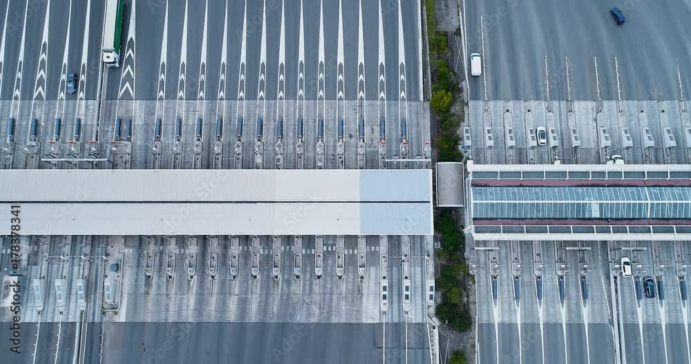 péage sur une autoroute - vue d'un drone
