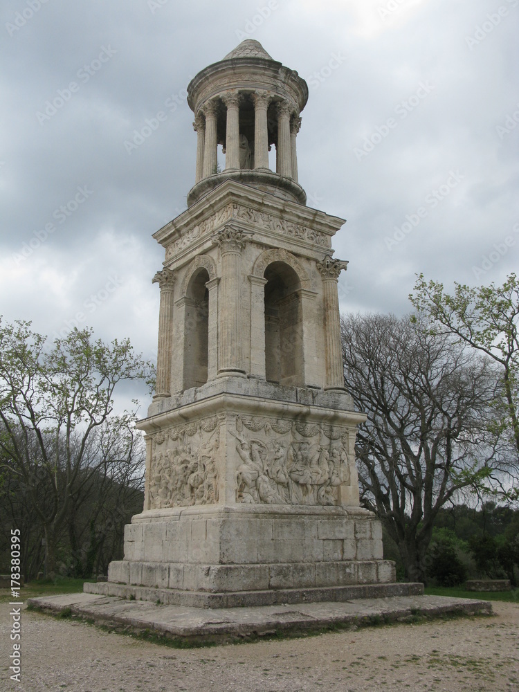 Mausolée (Caius Lucius César) à Glanum vers Saint Rémy de Provence