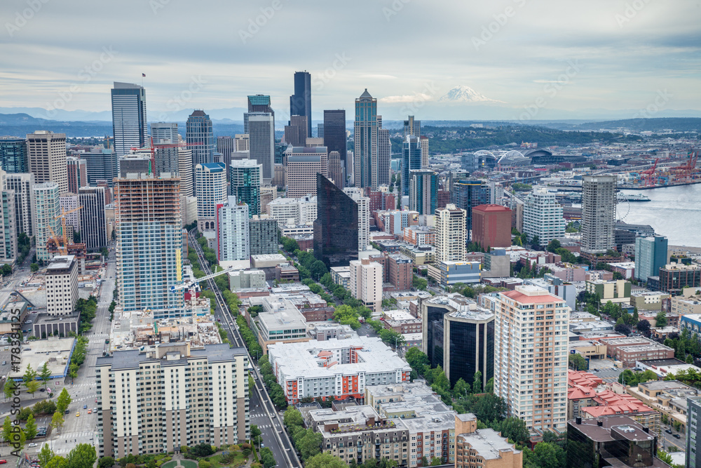 Fototapeta premium Seattle skyline with Mount Rainier in the background