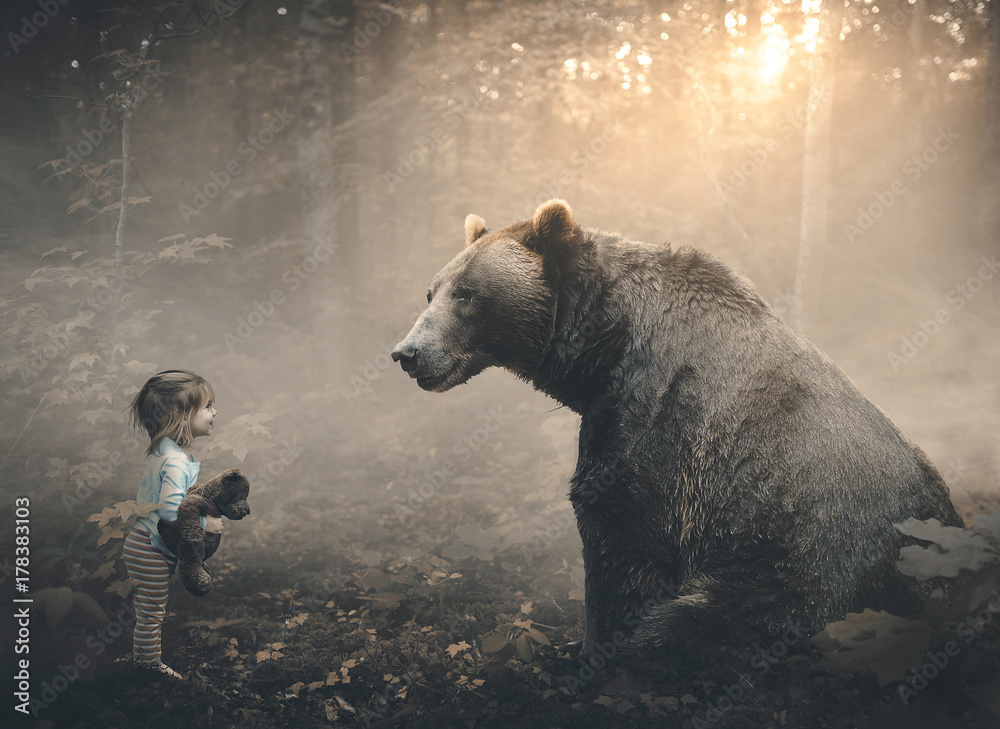 Obraz premium Mała dziewczynka i niedźwiedź