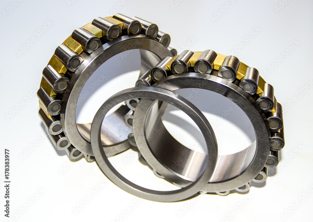 A plane shaft washer and two roller cages of a double-row tapered roller bearing hub unit with selective focus