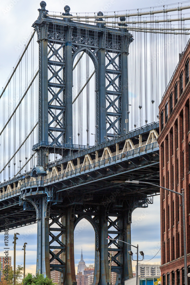 Fototapeta premium Widok przez Manhattan Bridge