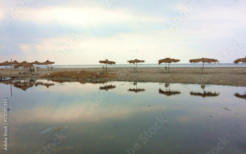 Reflet des parasols à l'embouchure du Nahr Ibrahim