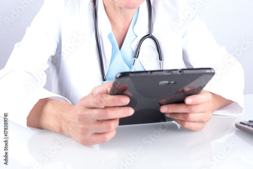 Arzt mit Computer