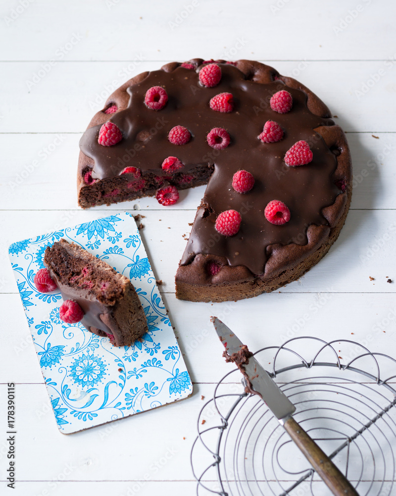 Φωτογραφία Chocolate cake with raspberries on wooden table