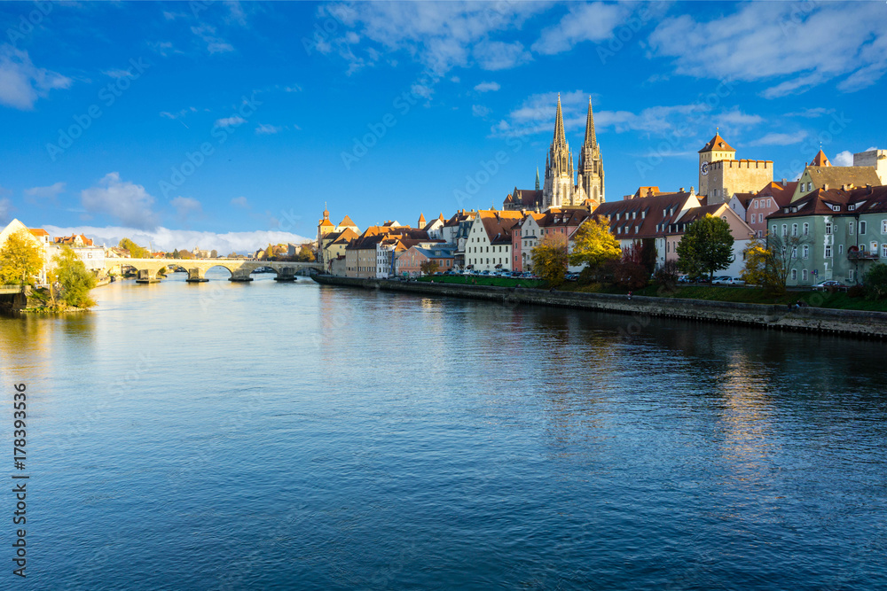Naklejka premium Stadtpanorama panorama von Regensburg mit Dom mit brücke