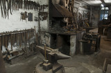 Werkzeuge und Maschinen in einer Schmiede