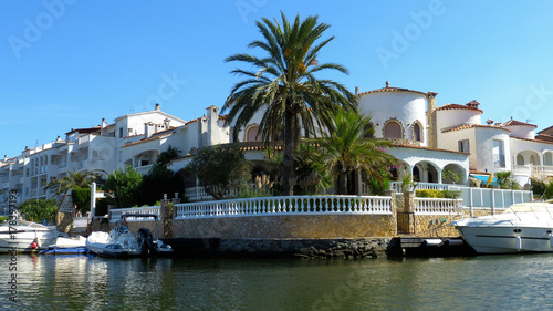 Villen am Kanal in der Marinasiedlung Empuriabrava