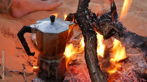 Caffe sul fuoco colazione nel campo 4x4 safari nel deserto del Sahara photo