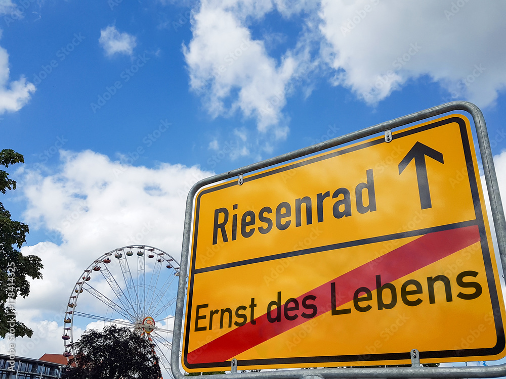 Verkehrsschild auf einem Volksfest zeigt Ende vom Ernst des Lebens und Beginn von Riesenrad in Neumünster Schleswig-Holstein