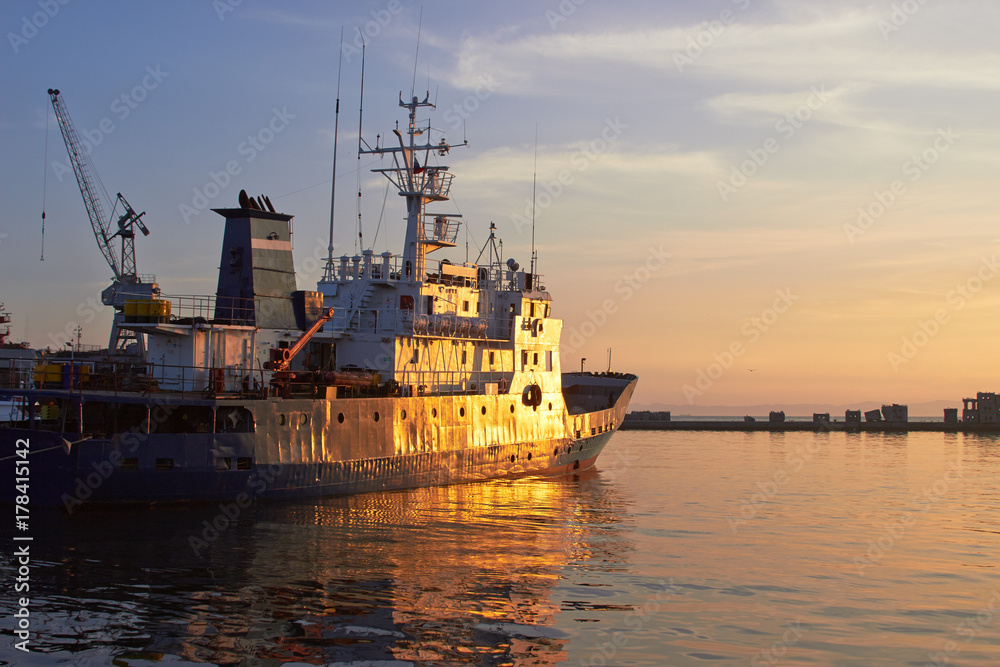 Fototapeta premium Summer sunset in the port