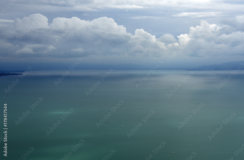 Luftaufnahme des Bodensees an einem bewölkten Sommertag