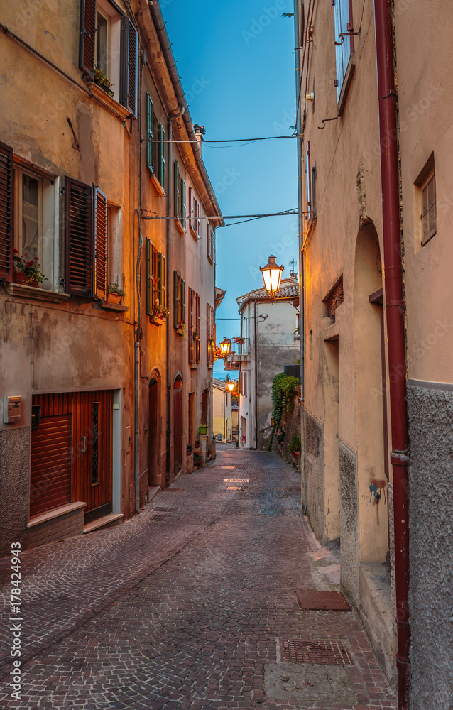 Obraz premium Narrow street in the old town at night in Italy