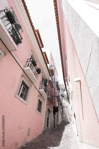 rosa Häuser in Lissabon