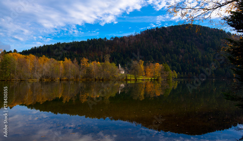 Herbstlicher Lac de Longemer in den Vogesen