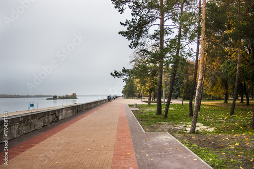 Fototapeta Naklejka Na Ścianę i Meble -  embankment of the Dnieper in the park