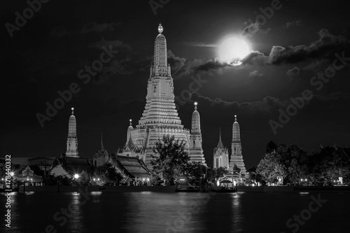 Black and white of Wat Arun temple in Bangkok, Thailand. © tawatchai1990