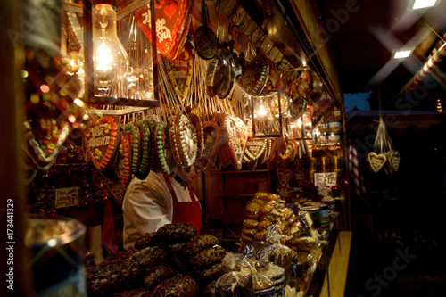 Lebkuchenstand mit Verkäufer auf dem Weihnachtsmarkt Nürnberg