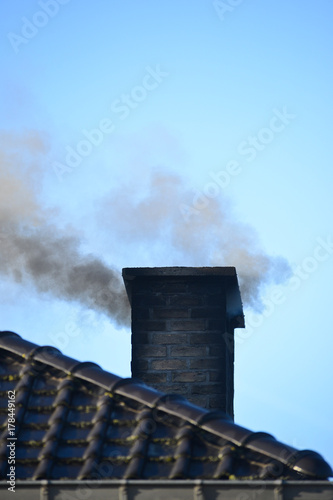 cheminee feu fumee pollution chauffage hiver froid environnement maison construction CO carbone