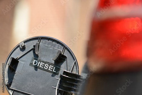 Diesel gazoile voiture auto moteur truque dieselgate reservoir bouchon carburant environnement pollution petrole consommation CO carbone photo