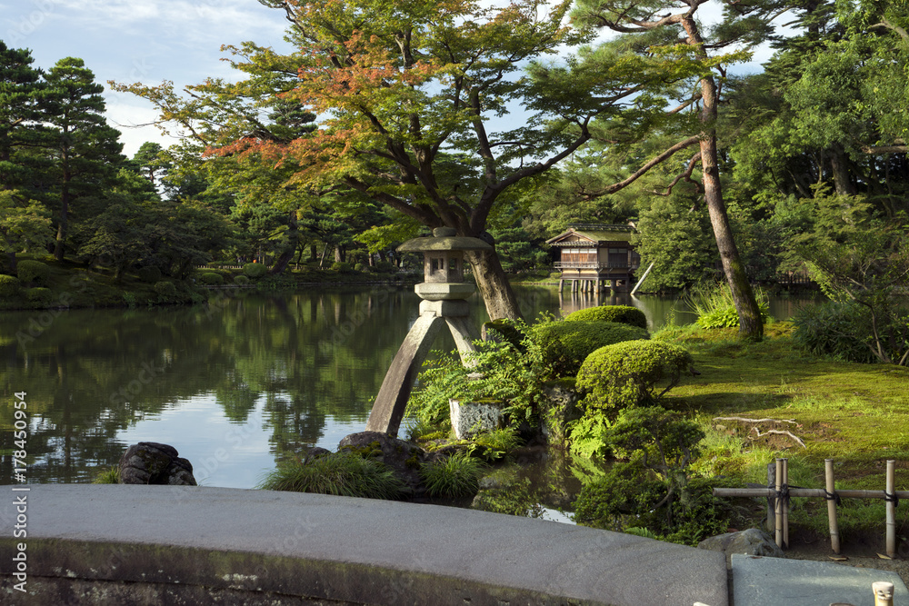 Obraz premium 夏の兼六園 徽軫灯籠と霞ヶ池 ※灯籠の隣のモミジは若い木に変わりました