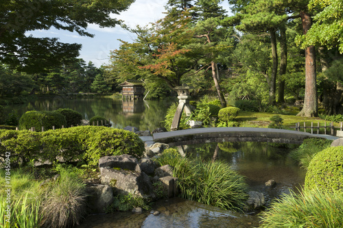 夏の兼六園　徽軫灯籠と霞ヶ池　※現在に風景とは違います