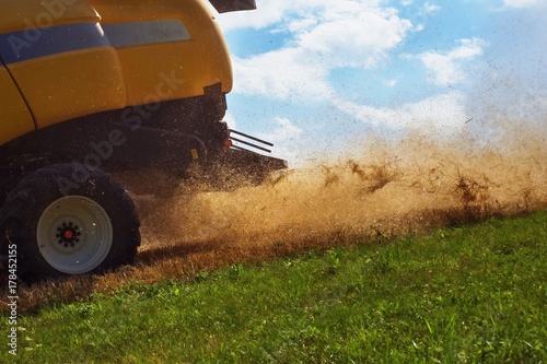 Canvas-taulu Harvesting grain with flying straw.