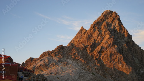 北アルプス槍ヶ岳登山、夕方に赤く色づく槍ヶ岳