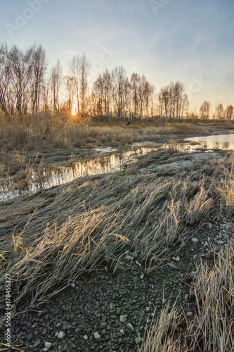 Obraz na płótnie Autumn sunset with river. Vertical background w salonie