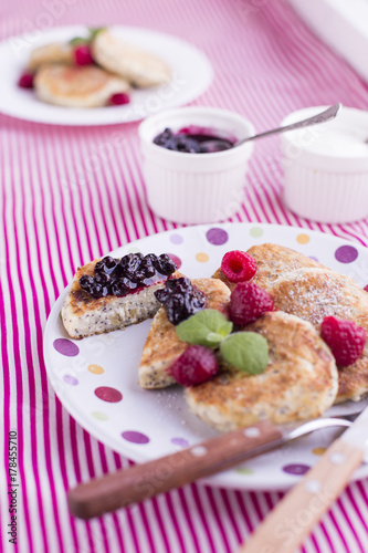  Pancakes with cottage cheese and berries