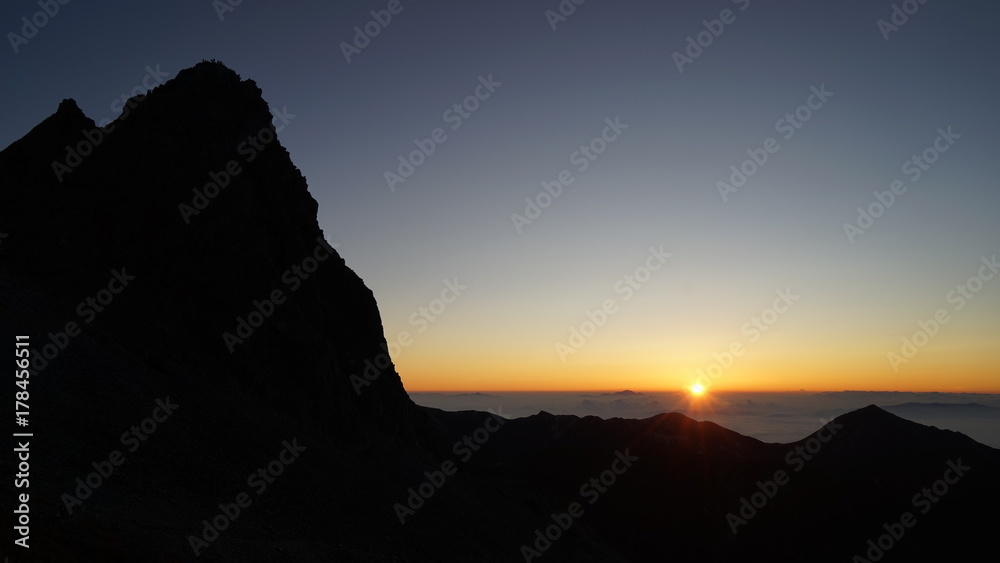 Fototapeta premium 北アルプス槍ヶ岳登山、朝日と槍ヶ岳