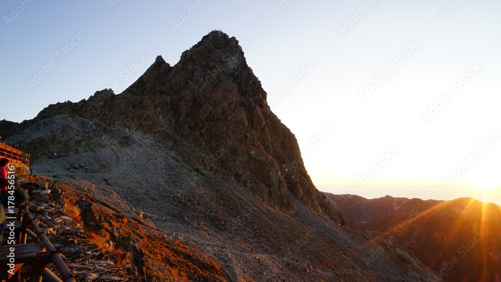 Fototapeta premium 北アルプス槍ヶ岳登山、朝の日差しを浴びる山荘