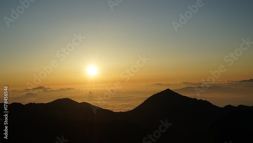 北アルプス槍ヶ岳登山、雲海の上に登った朝日と常念岳のシルエット