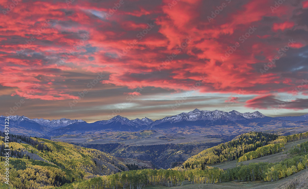 Obraz premium Fiery Fall Foliage - The sun set over the San Juan and San Miguel mountain ranges during the peak of the golden colors of the aspens during the fall foliage season. 