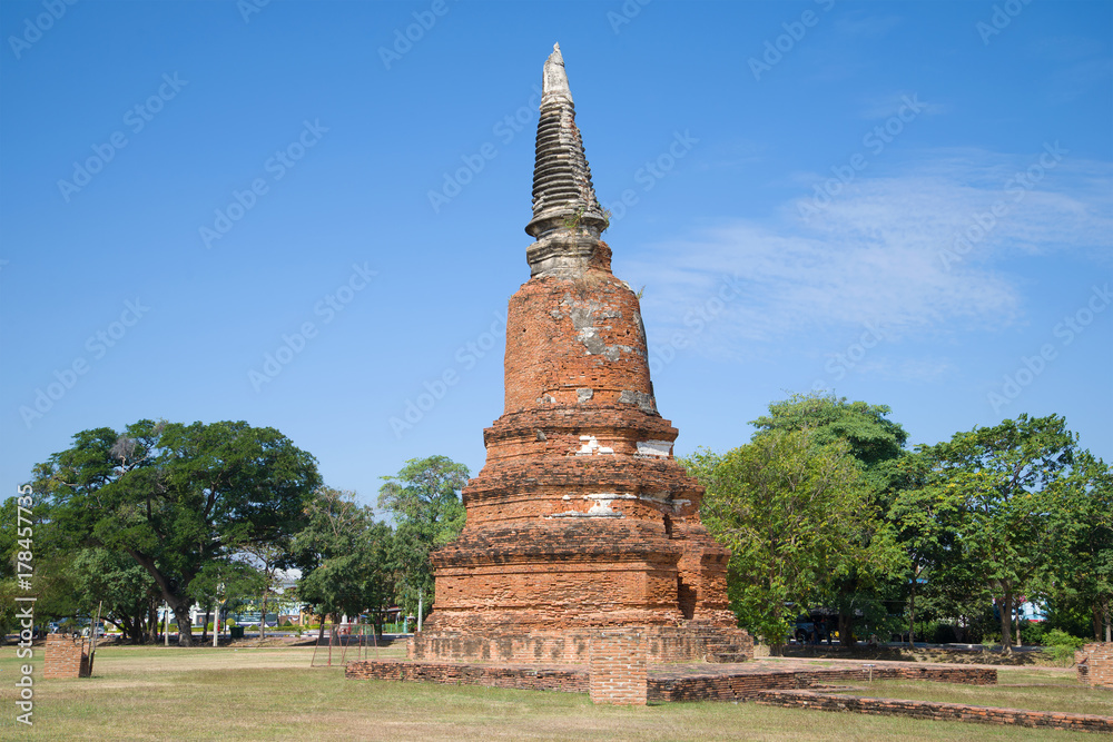 An ancient stupa of the Buddhist temple Wat Langkhakhao on a sunny afternoon. Ayutthaya, Thailand An ancient stupa of the Buddhist temple Wat Langkhakhao on a sunny afternoon. Ayutthaya, Thailand