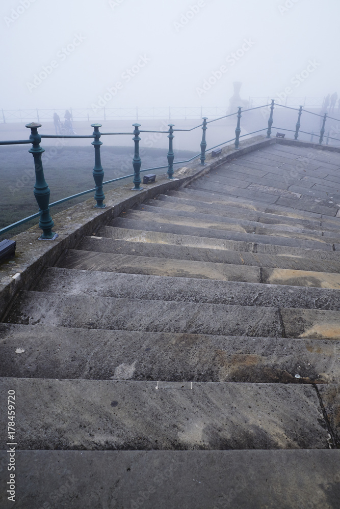 Stufen zum Niederwalddenkmal, dichter Nebel