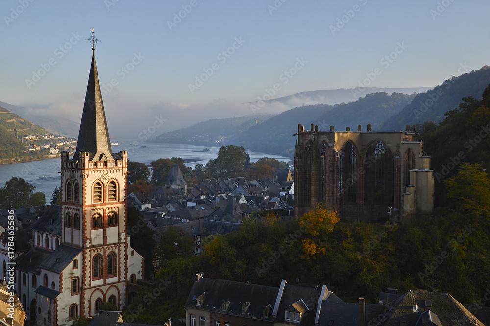 Bacharach am Rhein, Abenddämmerung im Herbst Bacharach am Rhein, Abenddämmerung im Herbst