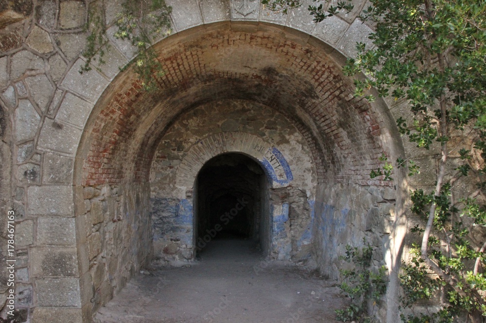 Porta dell'antica galleria sul promontorio dell'Enfola. Isola d'Elba, Italia